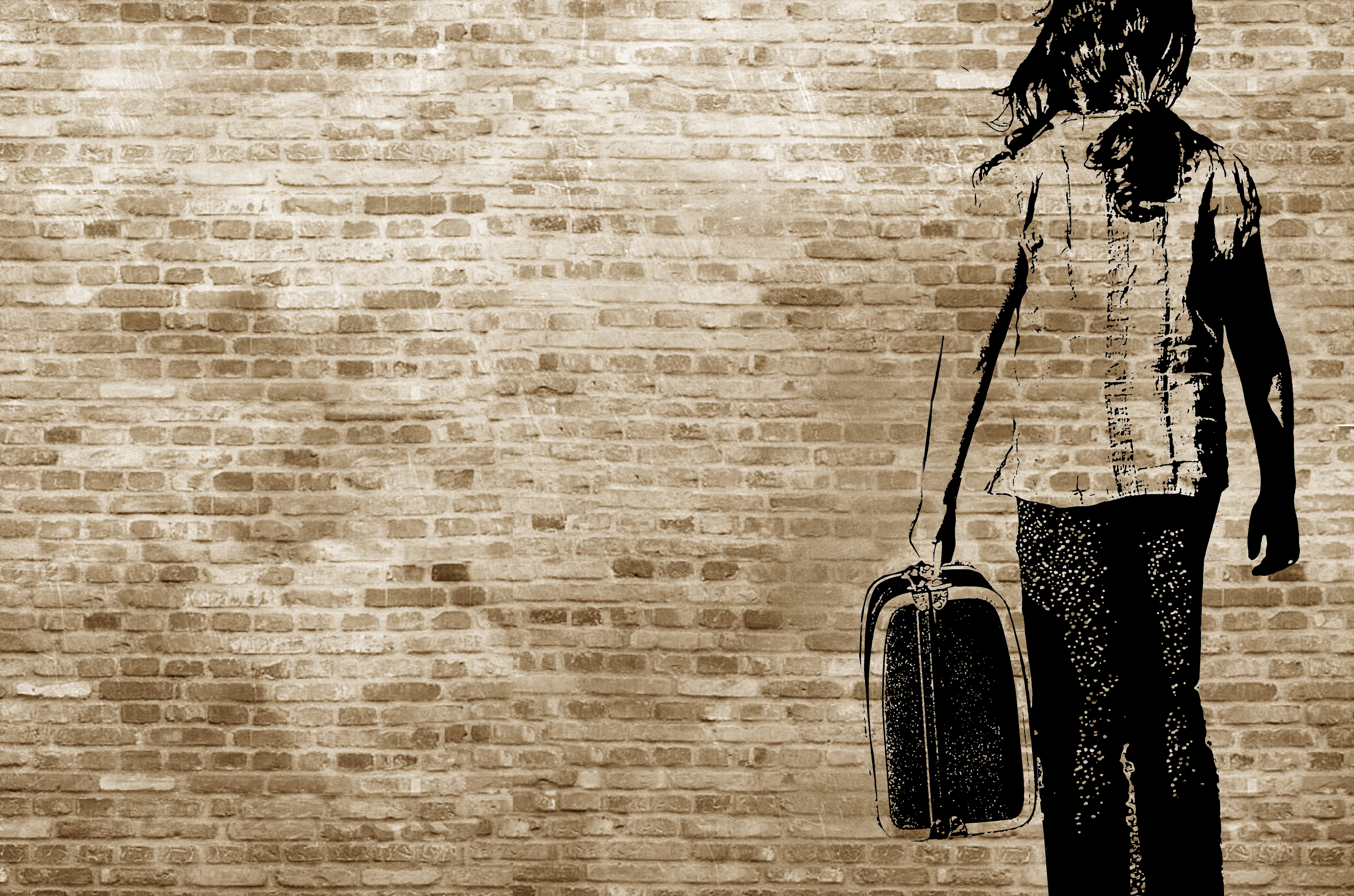 »Graffiti/Schatten auf einer Backsteinmauer, die ein Flüchtlingsmädchen mit ihrem Koffer zeigt« picture: linephoto, Stock-Fotografie-ID:1062664812